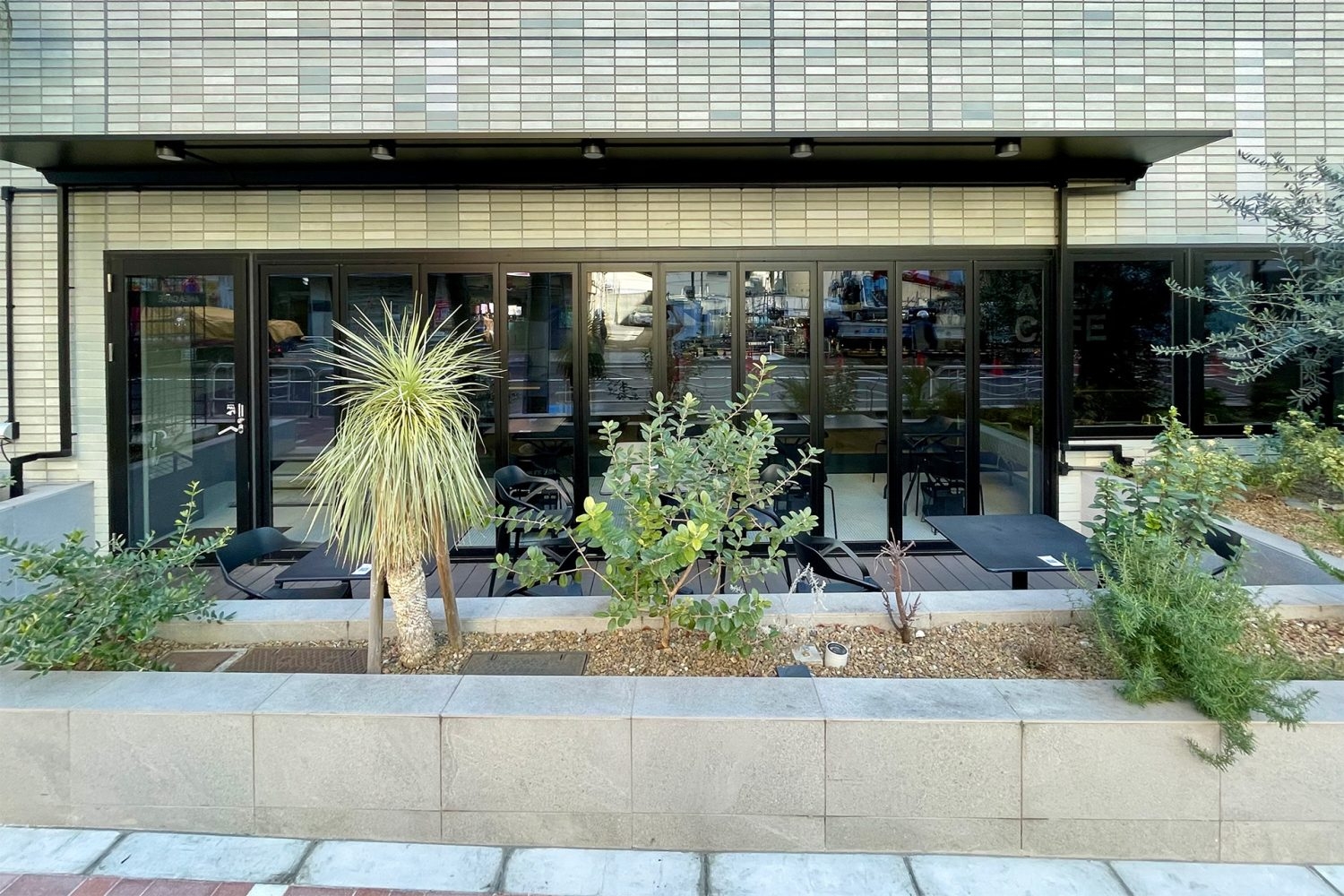 店舗前の歩道から