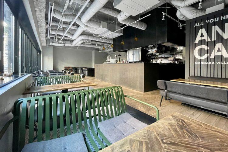 ベンチ席側からカフェカウンター側