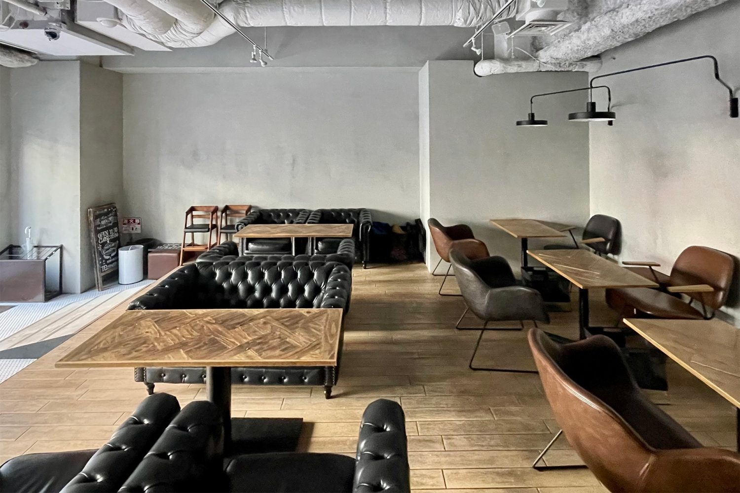 重厚感のあるソファ席が並ぶ