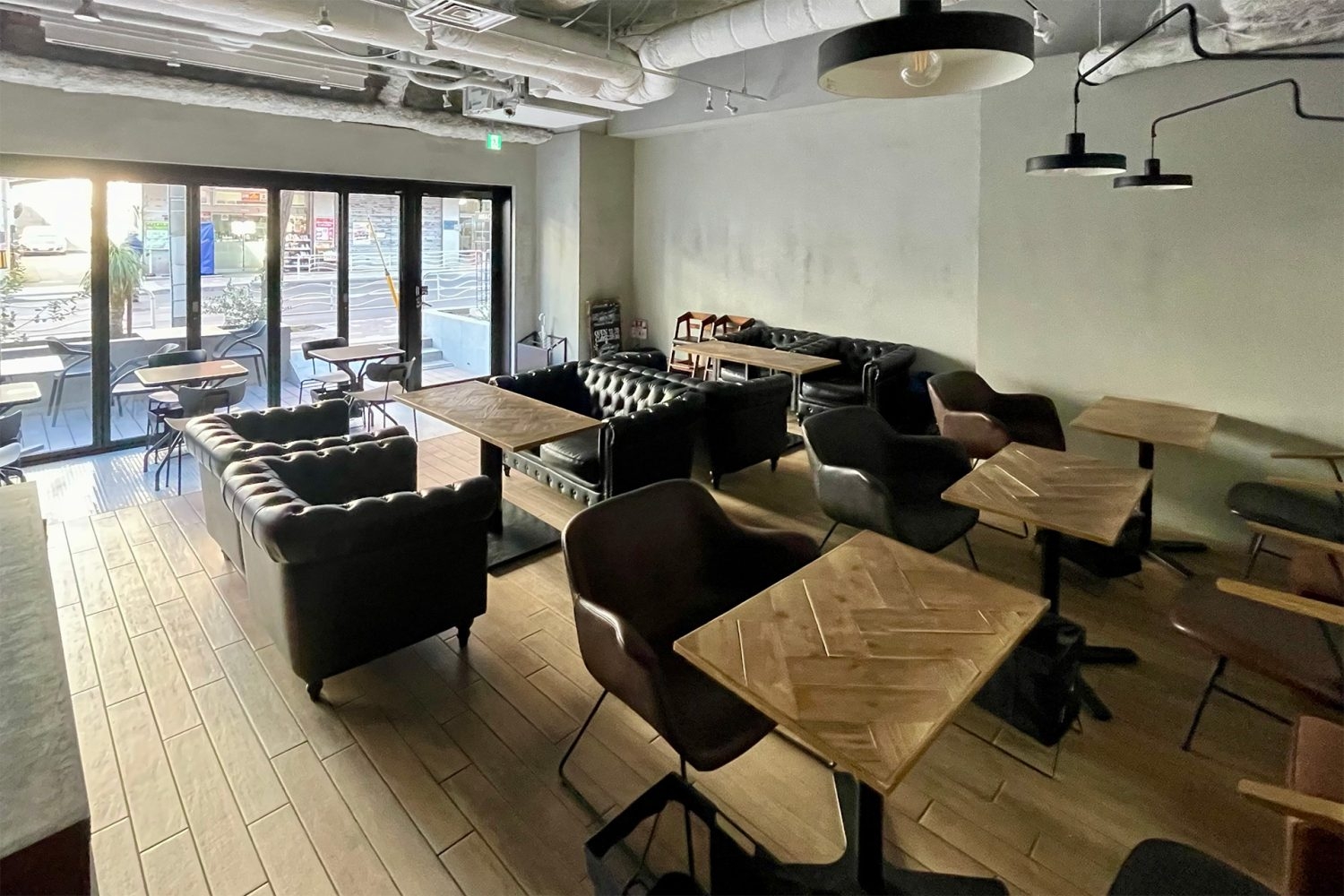 ソファ席側からエントランス側