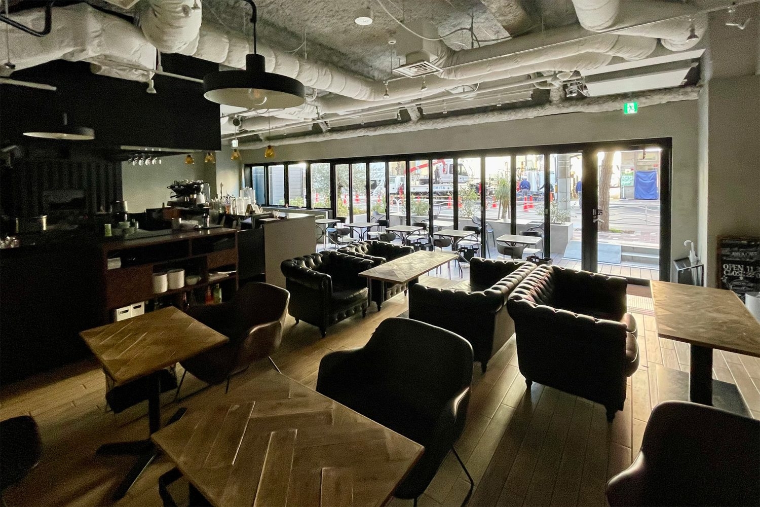 ソファ席奥側から店舗内全体