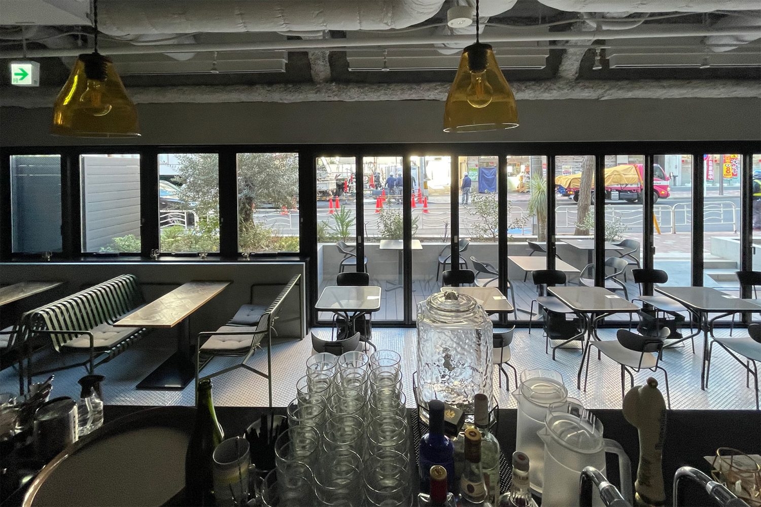 カフェカウンター内からエントランス側