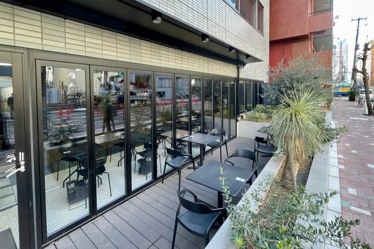 ガラス扉外に席を設置した状態