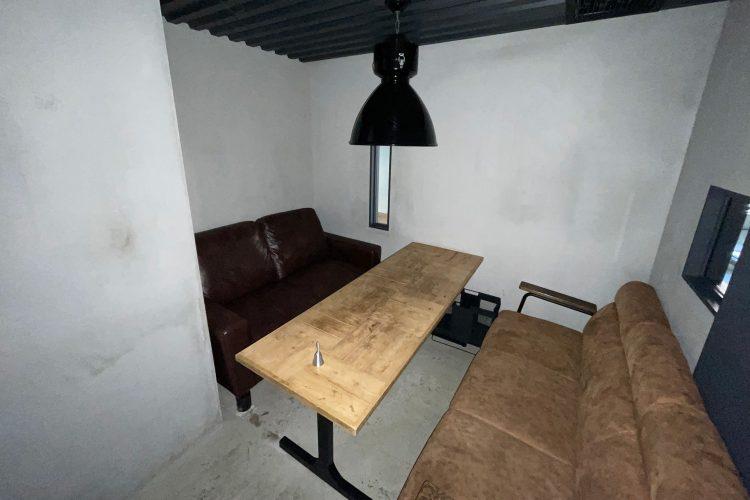 コンテナ内で着替えや打ち合わせ可能