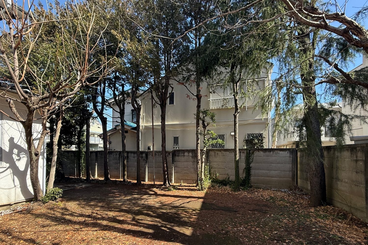 敷地は塀で囲まれています