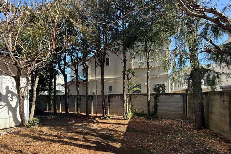 敷地は塀で囲まれています