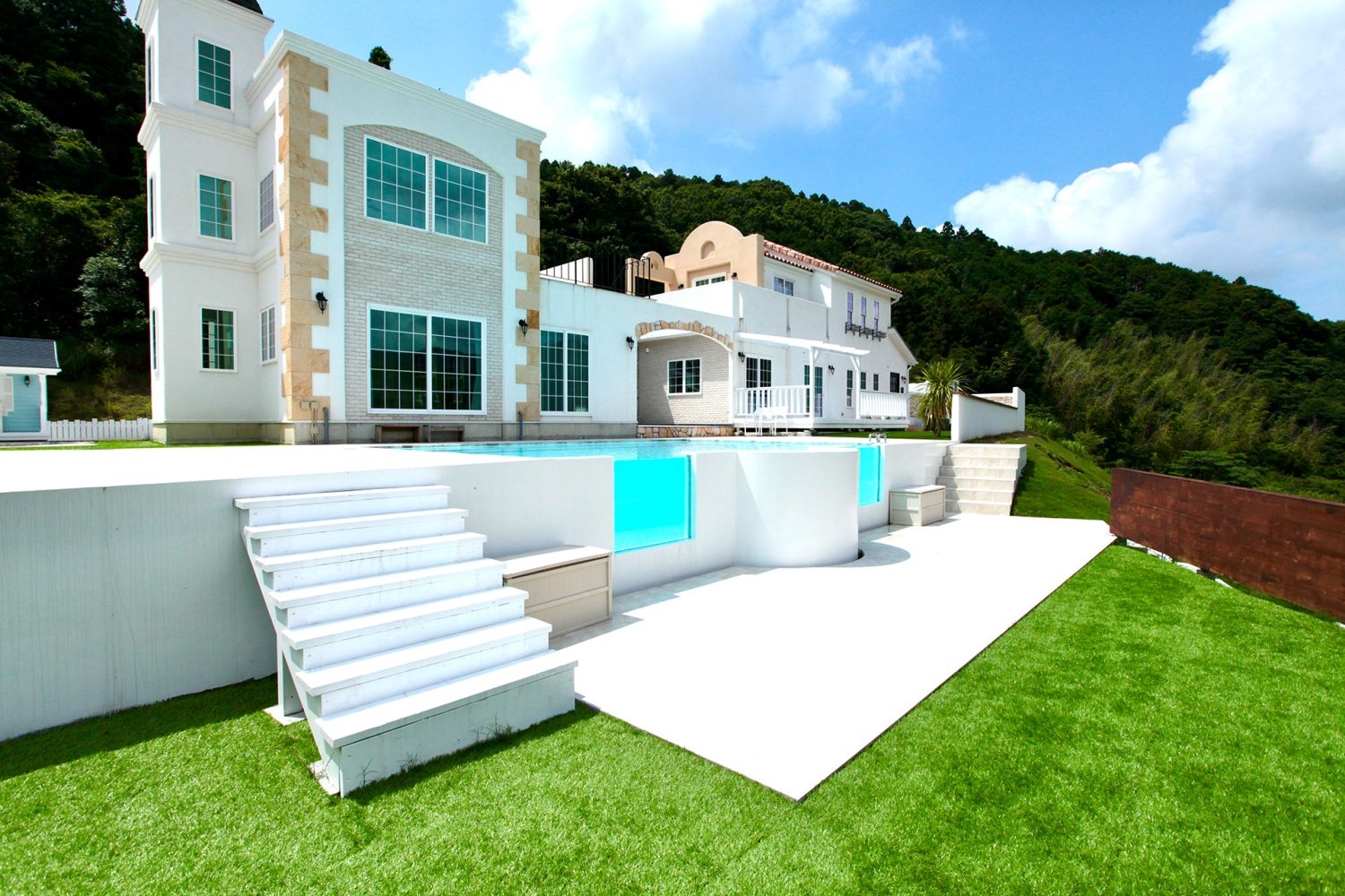 広々とした屋外温水プール