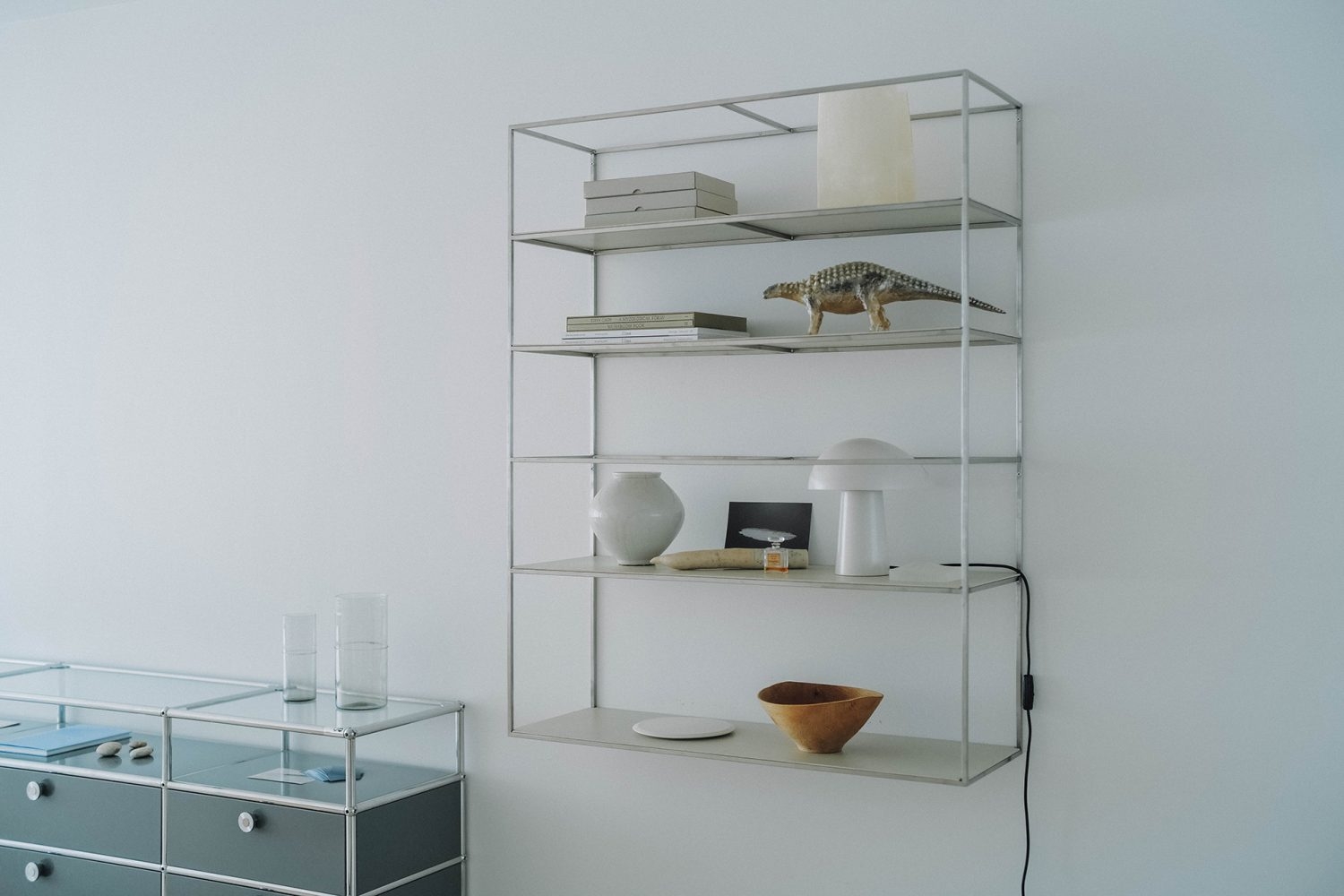 オーナーが蒐集したオブジェや器が洗練された印象