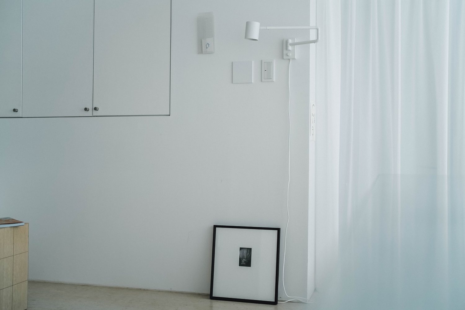 ライト下にもポスターを配置