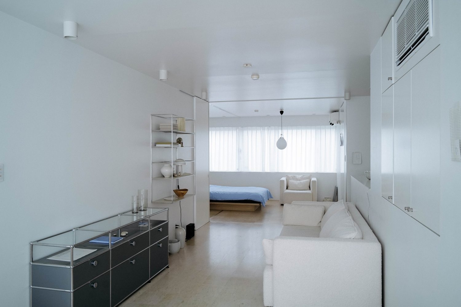 全体がやわらかな光で照らされているリビング