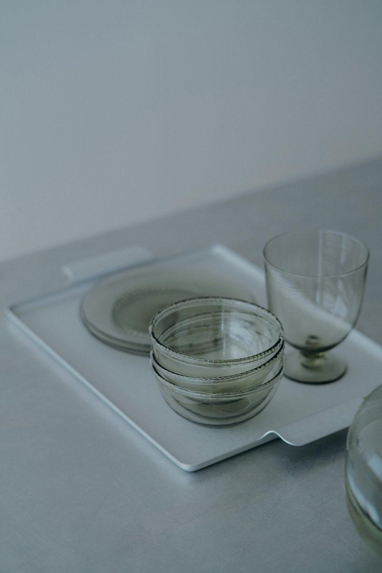 テーブル上の食器