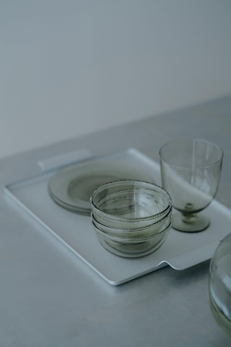 テーブル上の食器