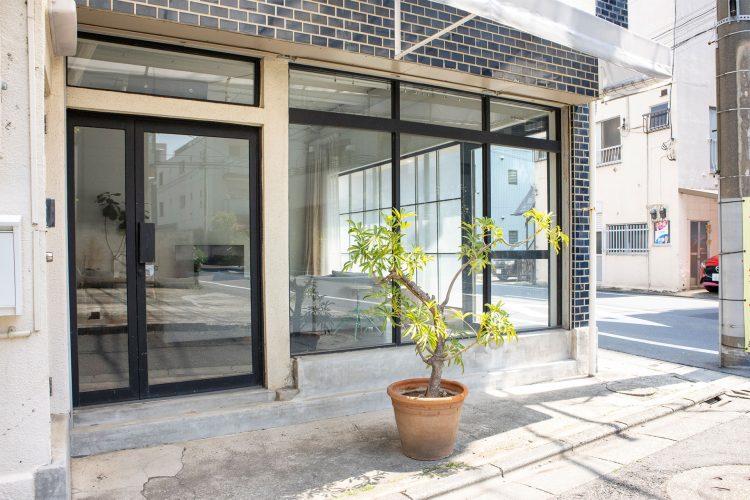 西側に出入りできるガラス扉