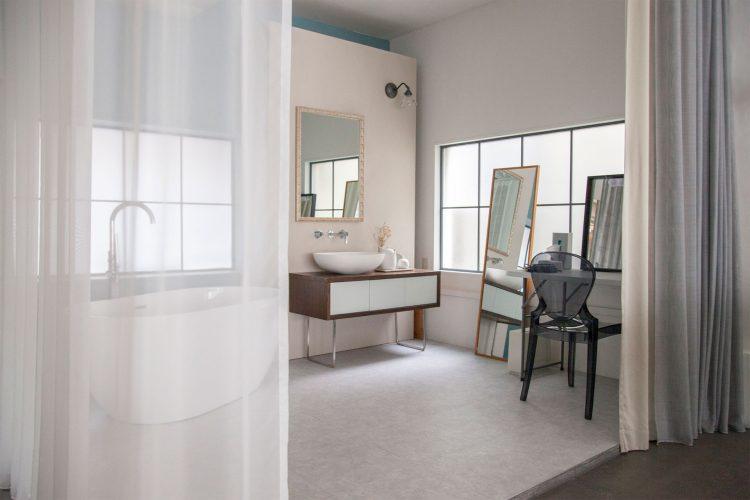 バスルームをメイクルームとして仕切れます