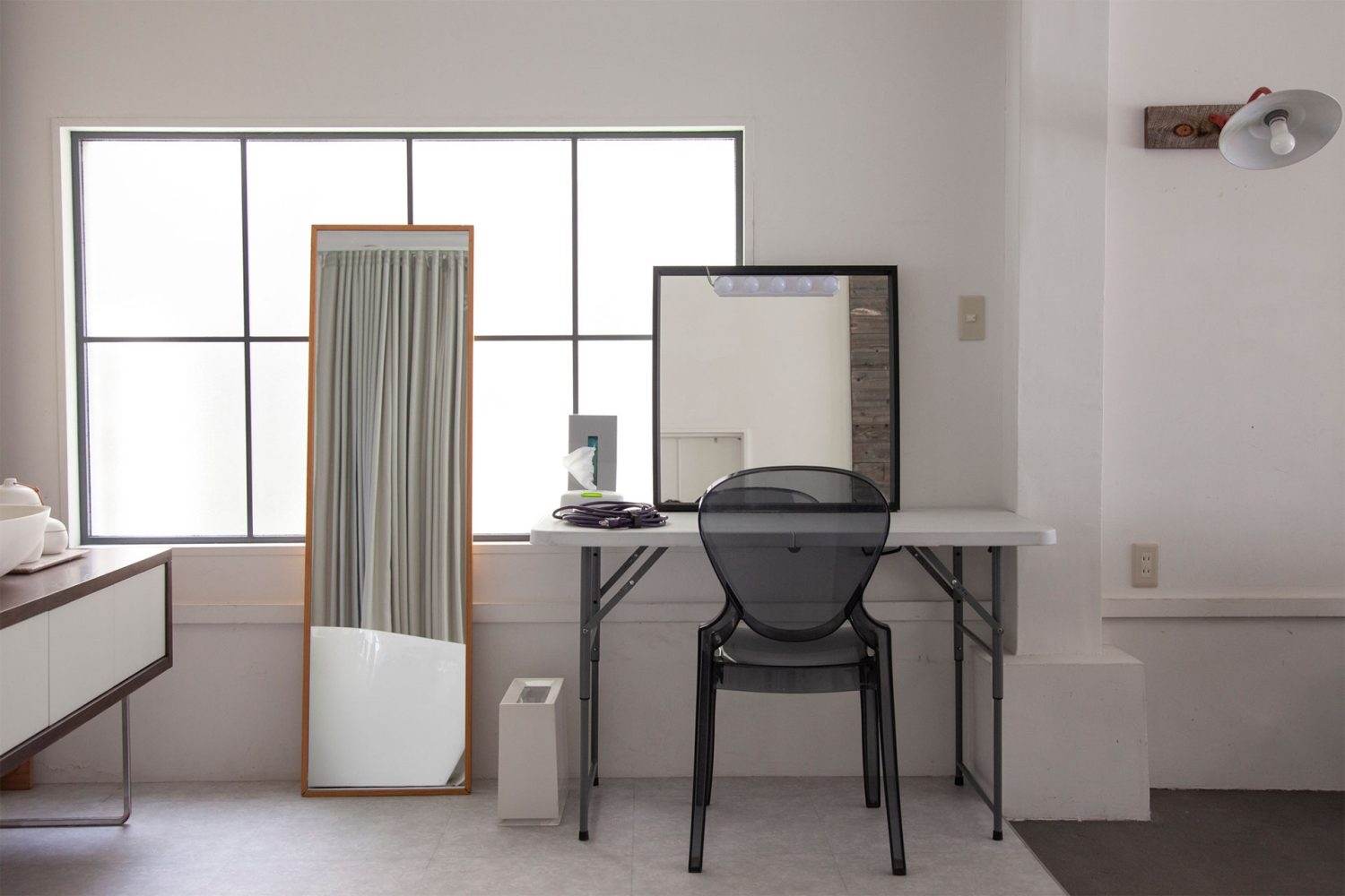 簡易的なメイク台をサービスでご用意します