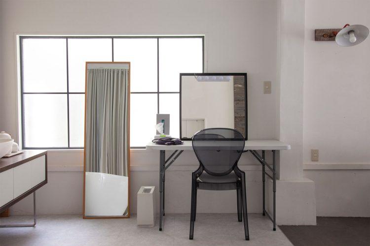 簡易的なメイク台をサービスでご用意します