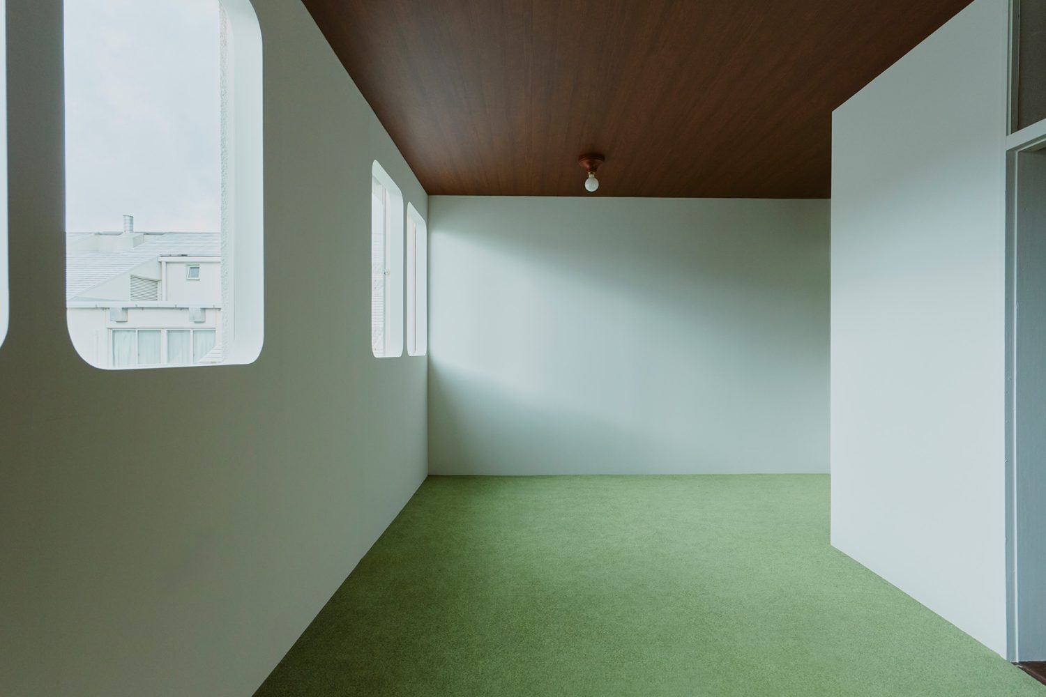 2F 自然光の入る白い壁の空間