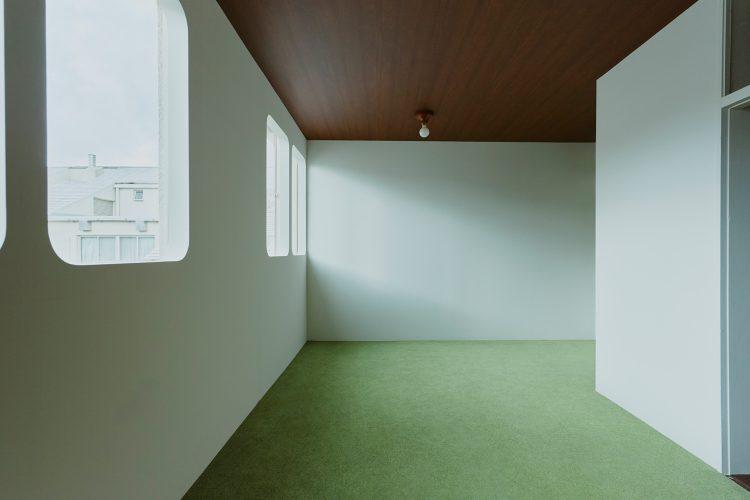 2F 自然光の入る白い壁の空間