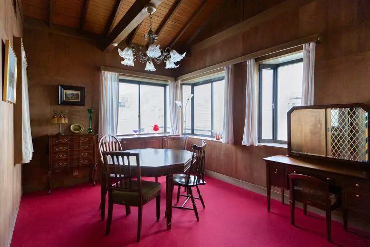 2F 赤い絨毯が敷かれた部屋