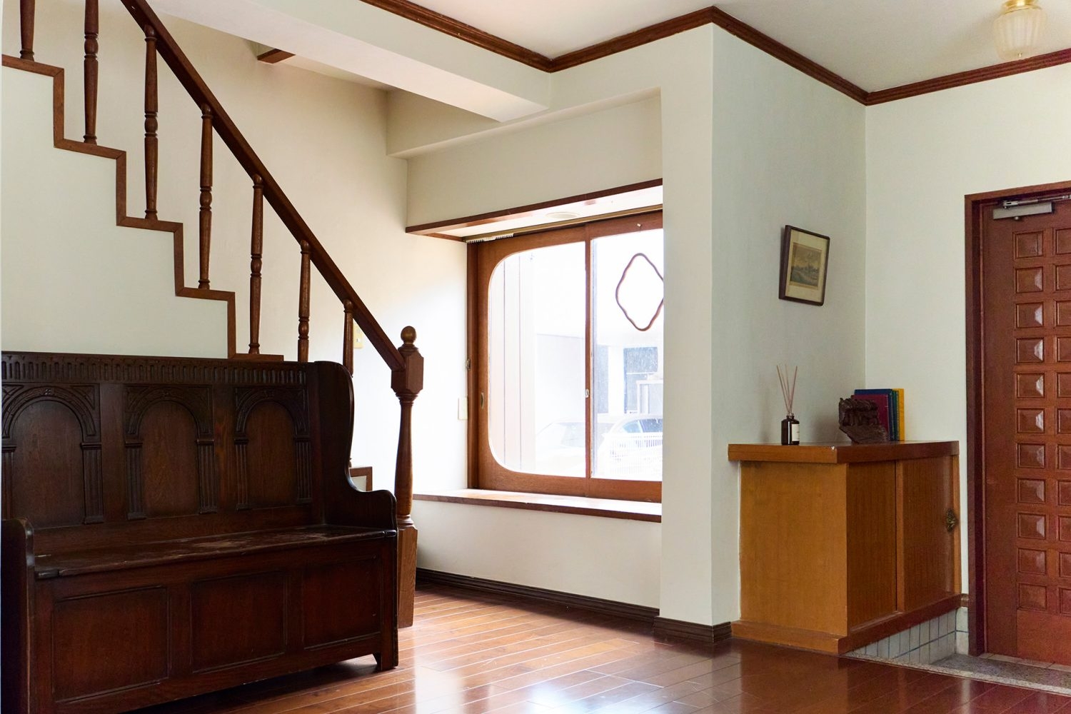 印象的な曲線の装飾のある窓