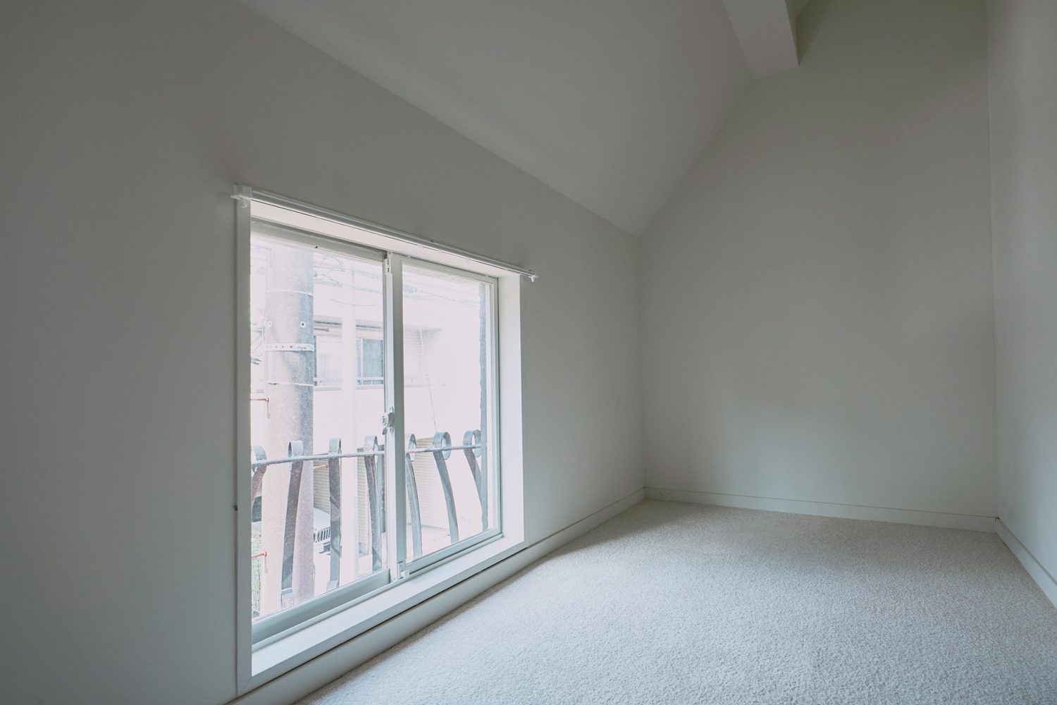 2F 自然光の入る白い小さな一室