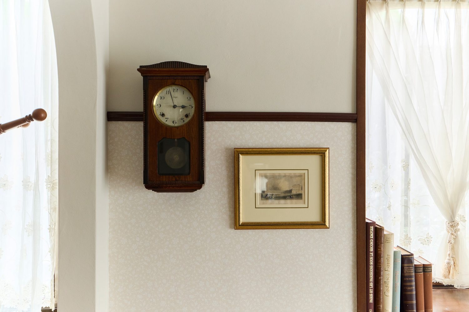 振り子時計と絵画と洋書