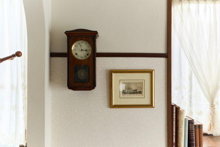 振り子時計と絵画と洋書