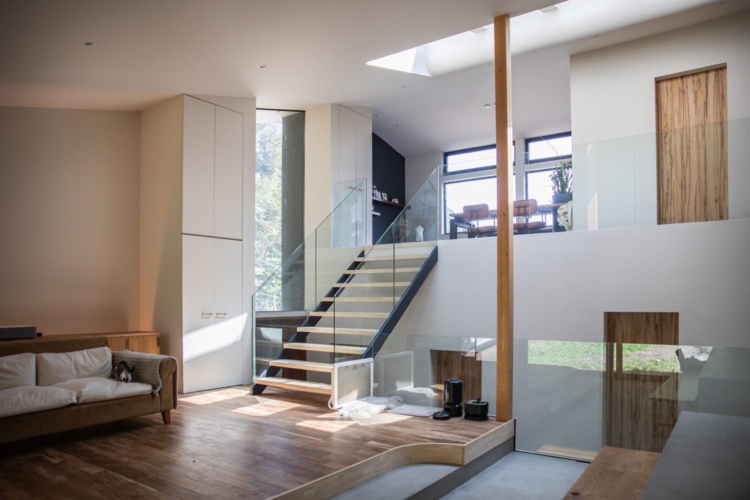 床はモルタルとミモザの無垢素材(現在ソファは別のもの)