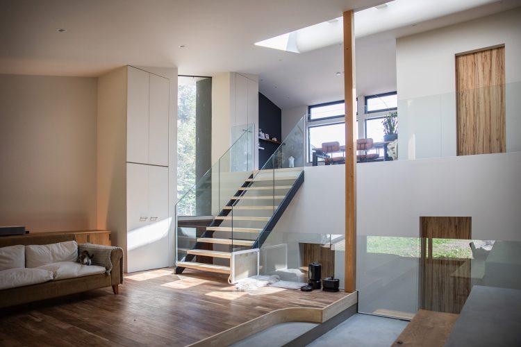 床はモルタルとミモザの無垢素材(現在ソファは別のもの)