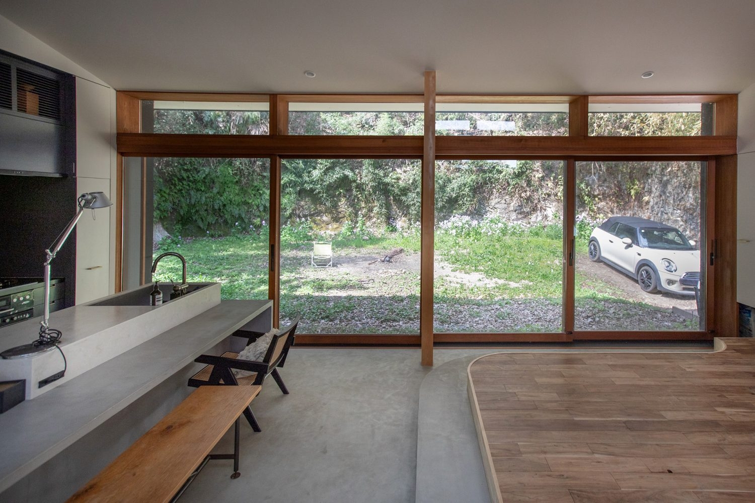 庭が見える大開口の窓(車は移動可能)