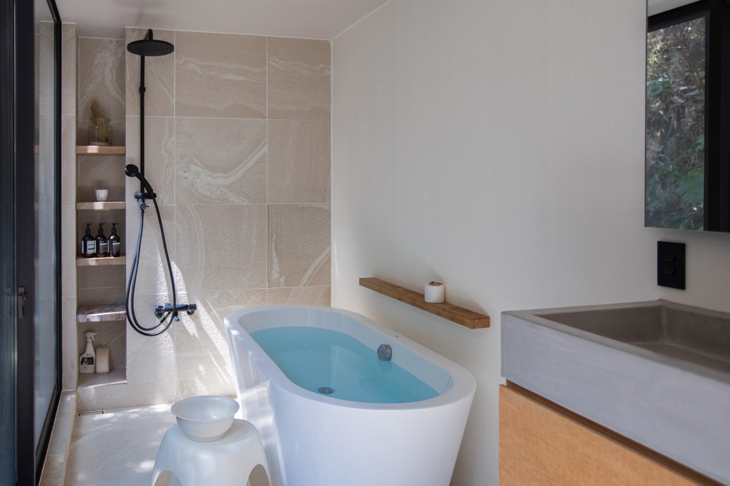 ベージュを基調としたホテル調のバスルーム