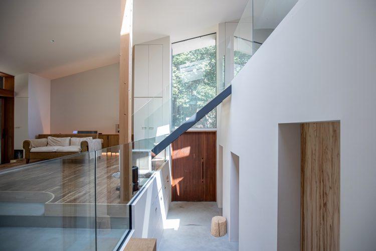 キッチン側からみた玄関(現在ソファは別のもの)