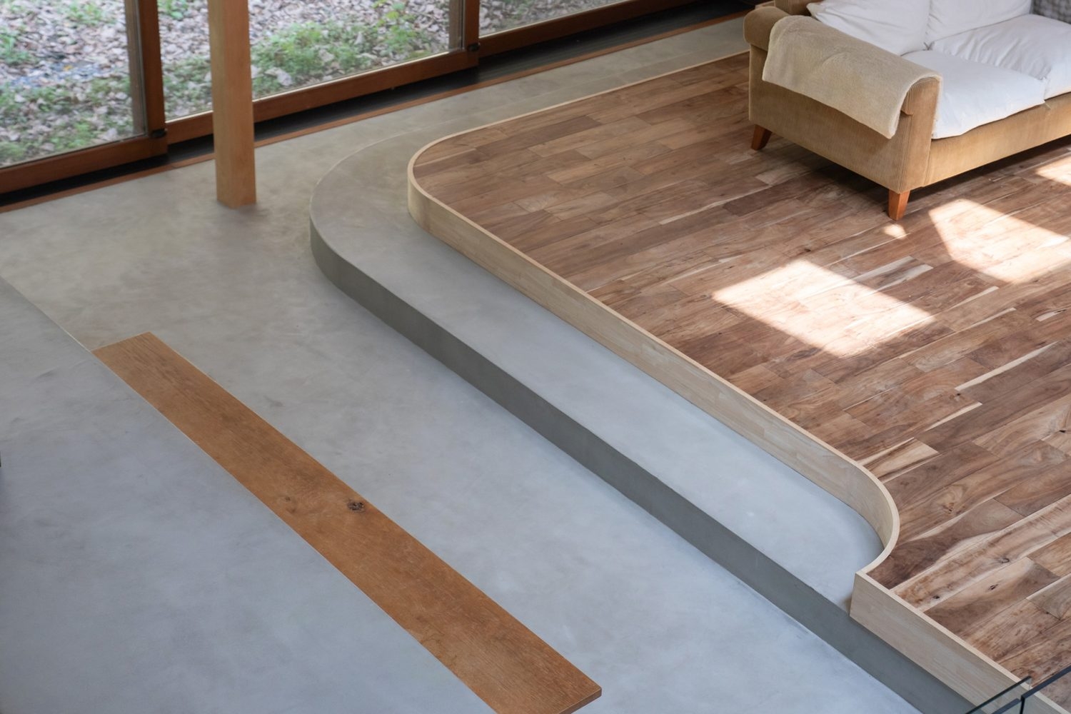 アールが効いたミモザとモルタルのステップ(現在ソファは別のもの)