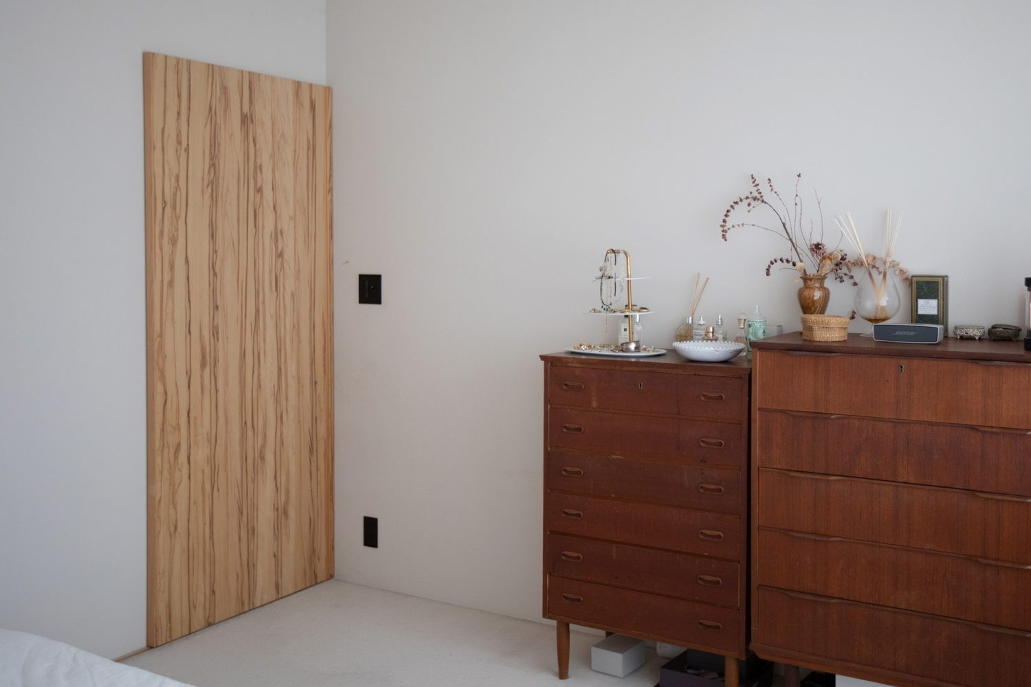 ベッドルームの北欧アンティークチェスト