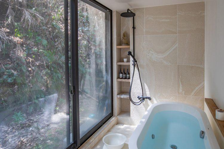 バスルームの大開口の窓