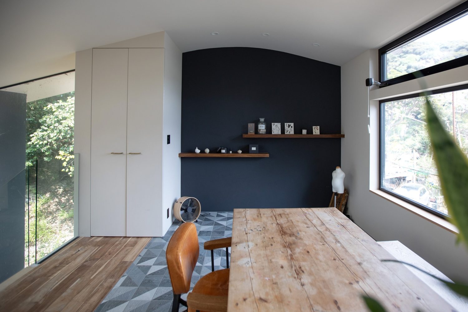 2F 天井のアールが効いた黒壁