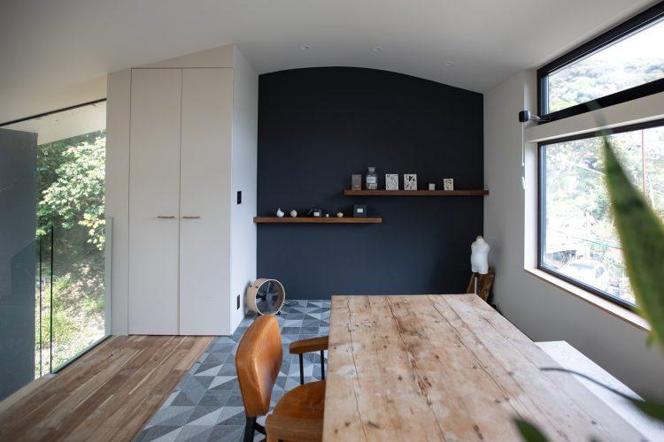 2F 天井のアールが効いた黒壁