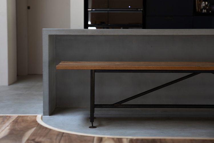 モールテックスの造作テーブルとチェア