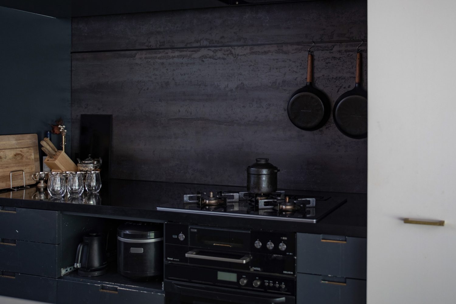 フライパンなど調理器具も多数あり