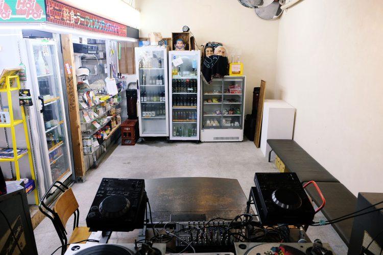 白壁とキオスクの空間