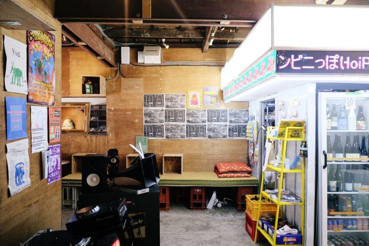 壁にはポスターやフライヤー