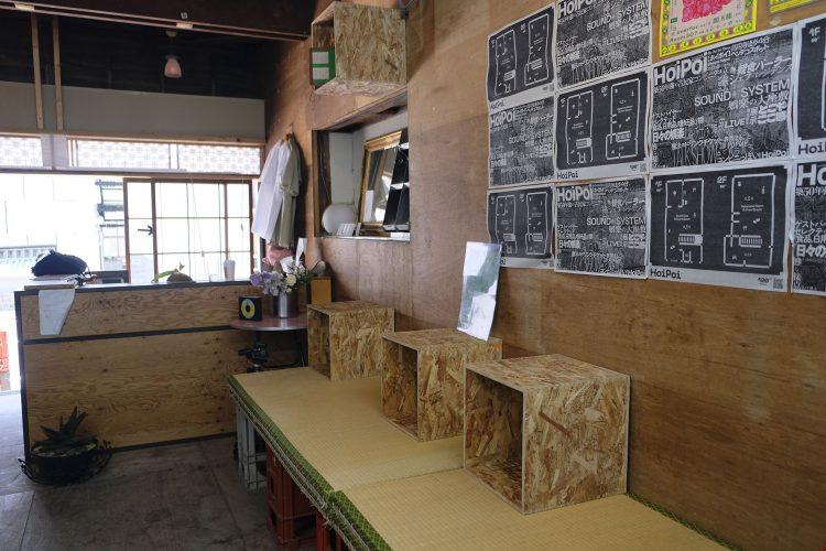 木壁と入口にはカウンター