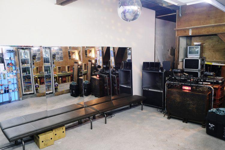 可動式のアクリル壁