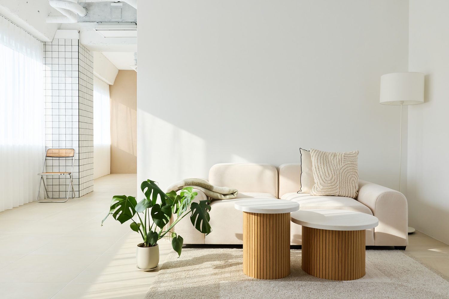 白壁とニュアンスカラーインテリアのリビング