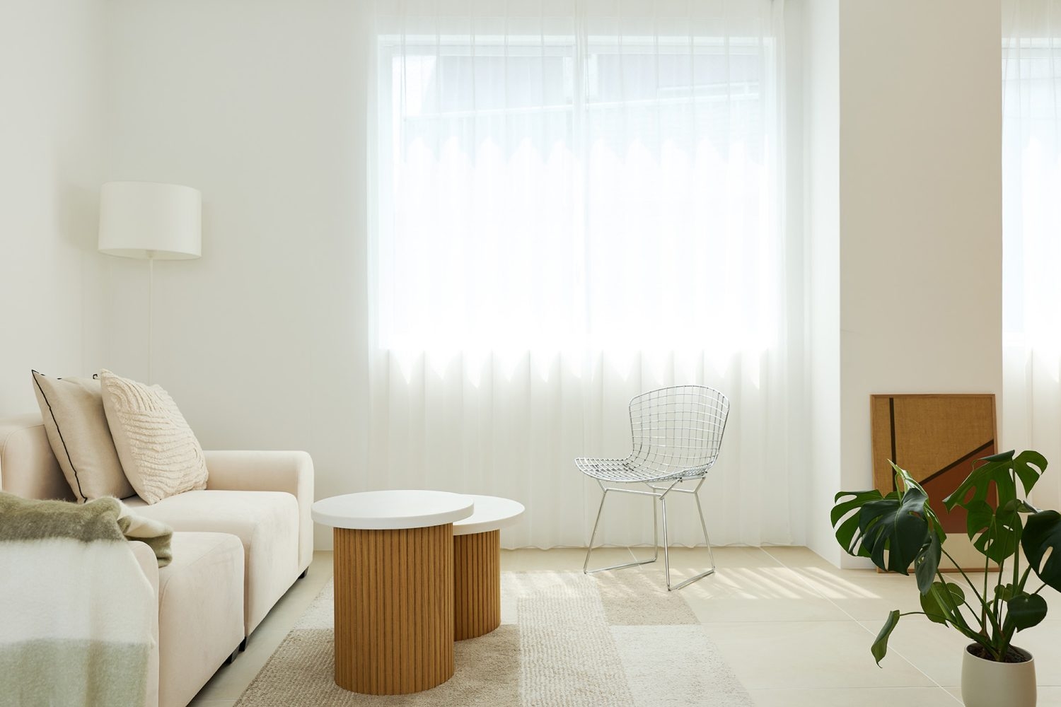 窓から差し込むやさしい自然光