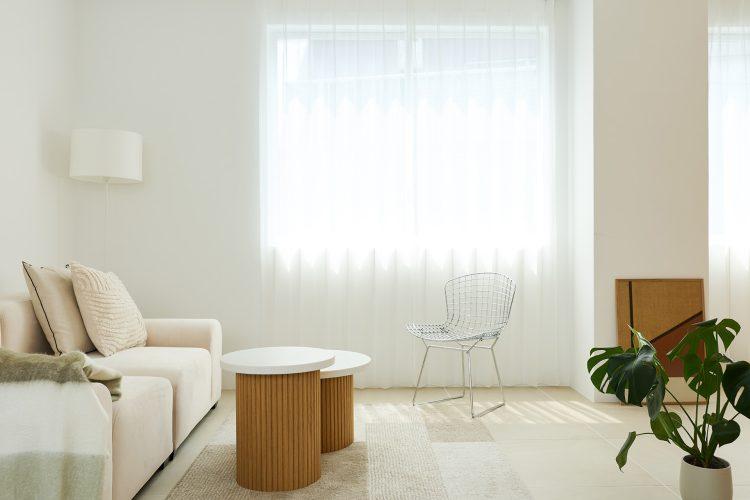 窓から差し込むやさしい自然光