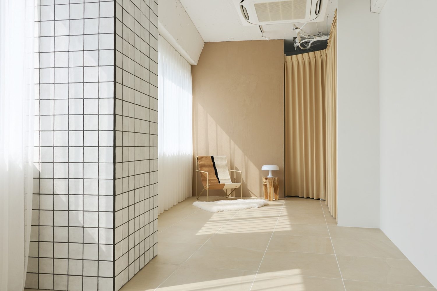 背景のアクセントになるホワイトタイルの柱