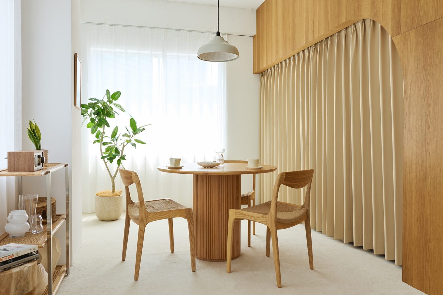木素材の家具で統一されたあたたかなダイニング