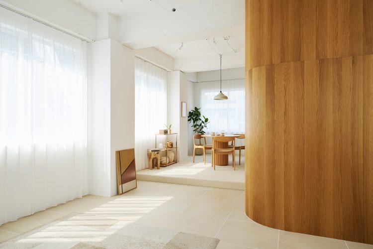 タイルとカーペットで緩やかに繋がるワンフロア