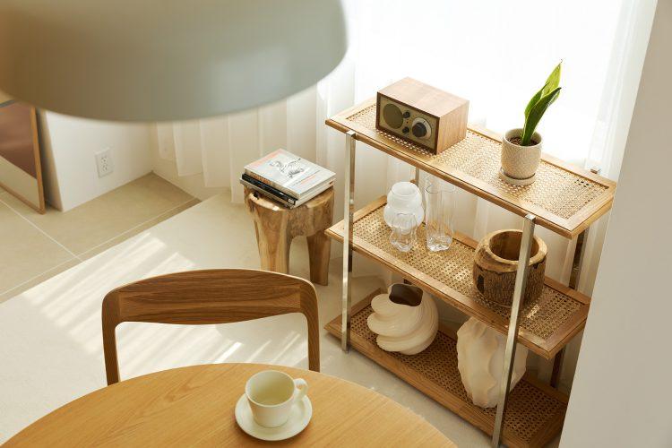 抜け感のあるラタン材のシェルフ